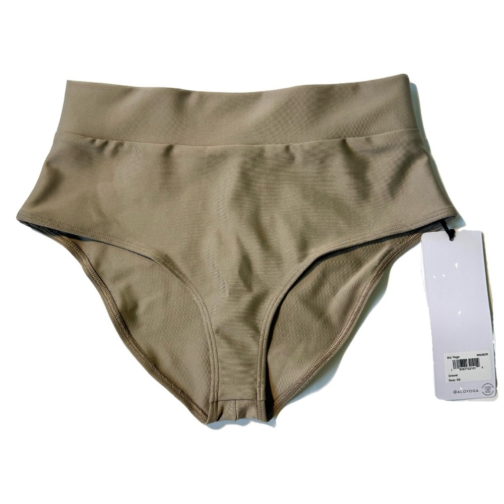 ALO Yoga Airlift Record-Breaker Boyshort